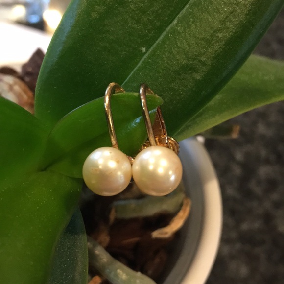 Vintage Clip on faux pearl earring, gold hardware - Picture 2 of 5